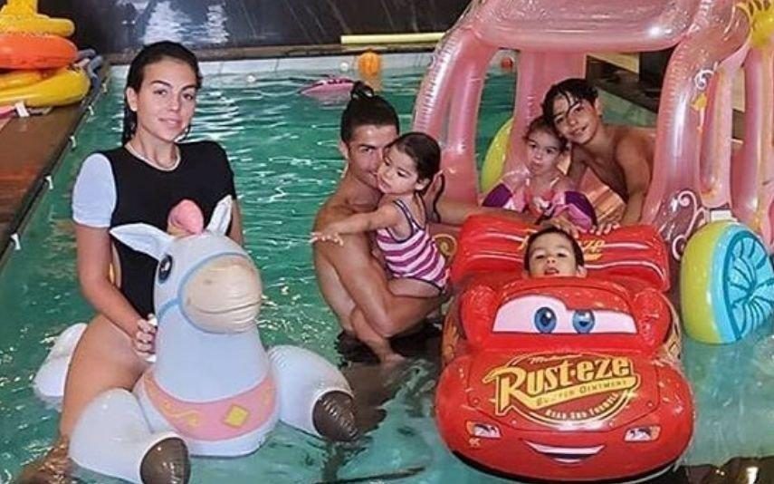 Georgina Rodriguez Usa fato de banho, de manga curta e super cavado, que custa uma pechincha