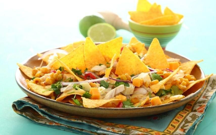 Nachos com Frango e Queijo Leve o México até sua casa com esta receita deliciosa!