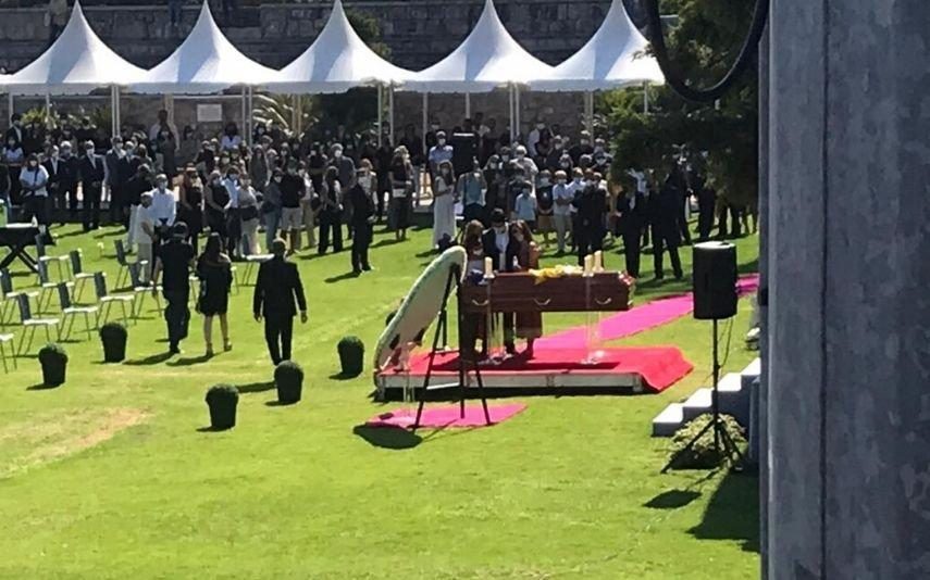 O último adeus a Pedro Lima Corpo já chegou ao Hipódromo de Cascais. Marcelo Rebelo de Sousa presta a última homenagem