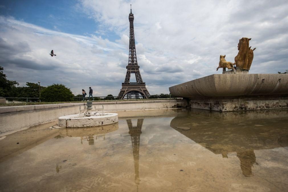 Torre Eiffel reabre parcialmente aos turistas após 104 dias fechada