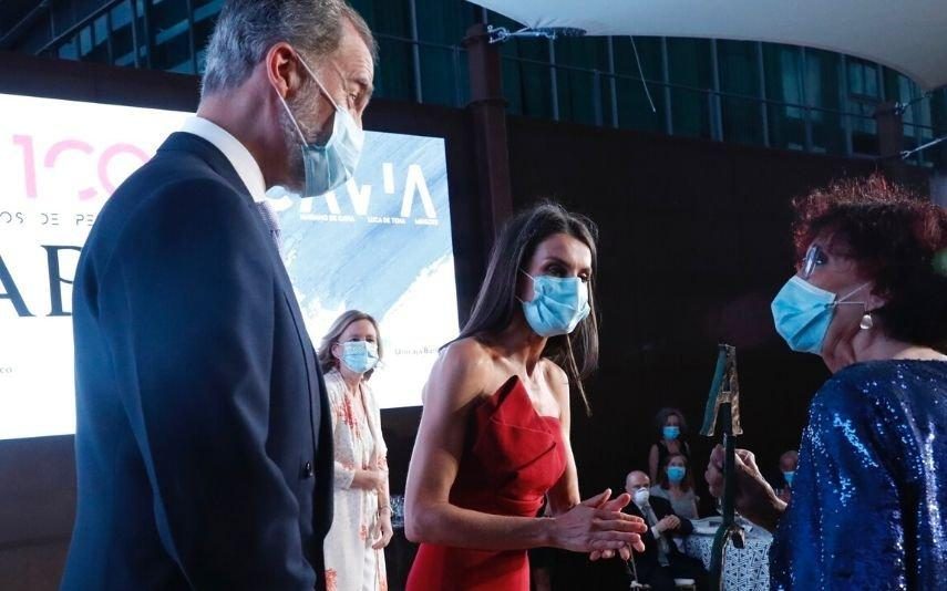 Letizia usa look totalmente reciclado e cheio de glamour em noite de gala