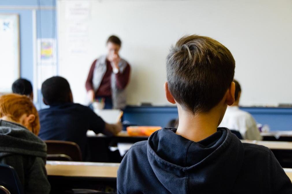 Escolas obrigadas a alargarem horário aos alunos por causa da covid-19