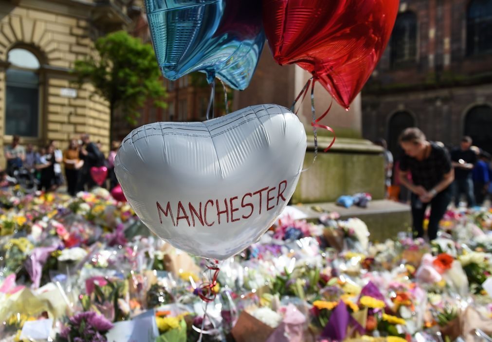 Polícia inglesa prende mulher com ligação ao ataque em Manchester