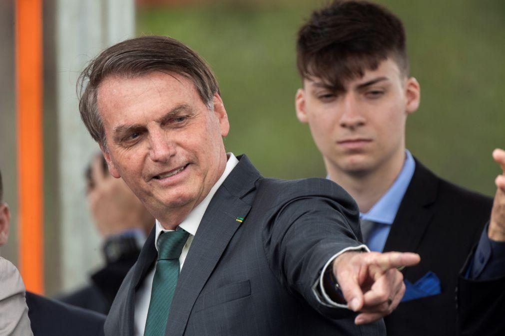 Filho mais novo de Bolsonaro infetado com covid-19