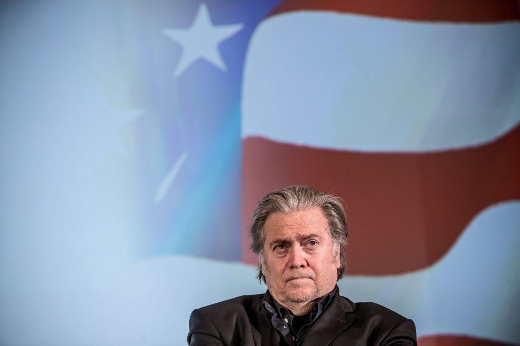 Steve Bannon paga caução de 5 milhões de dólares e é libertado