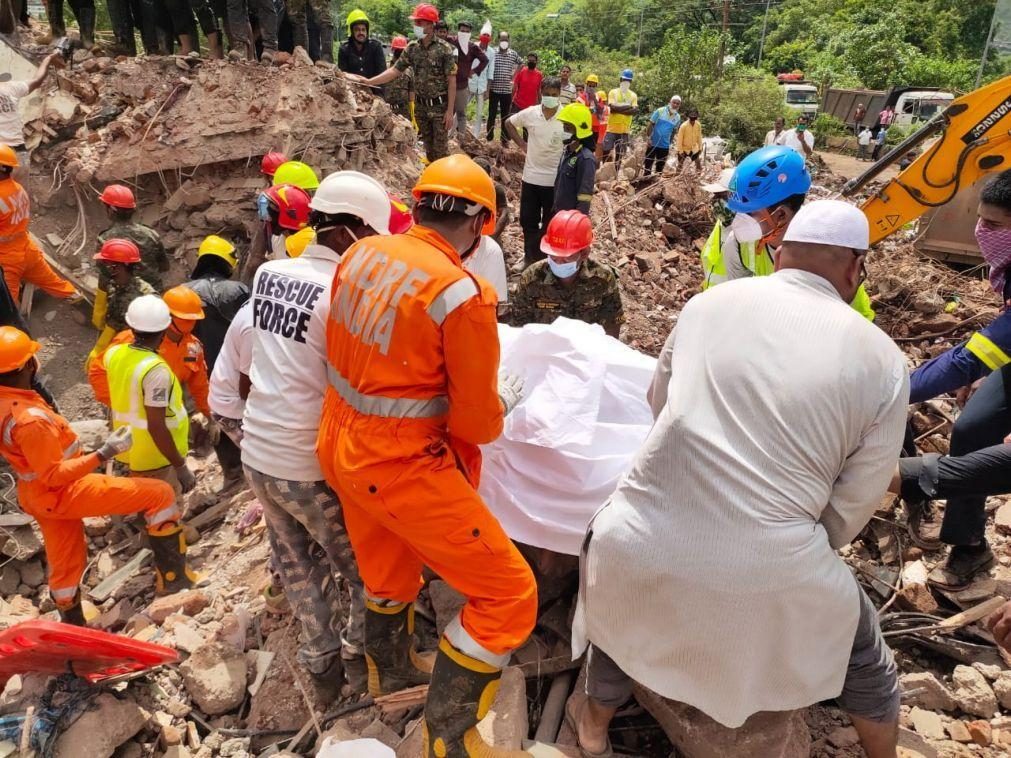 Encontrada criança de 4 anos com vida nos escombros de edifício que ruiu na Índia