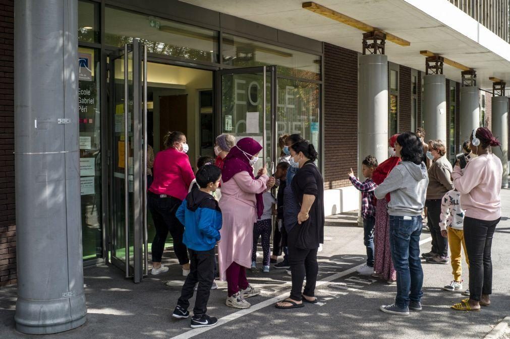 Covid-19: França encerra 81 escolas e 2.100 turmas devido a casos positivos