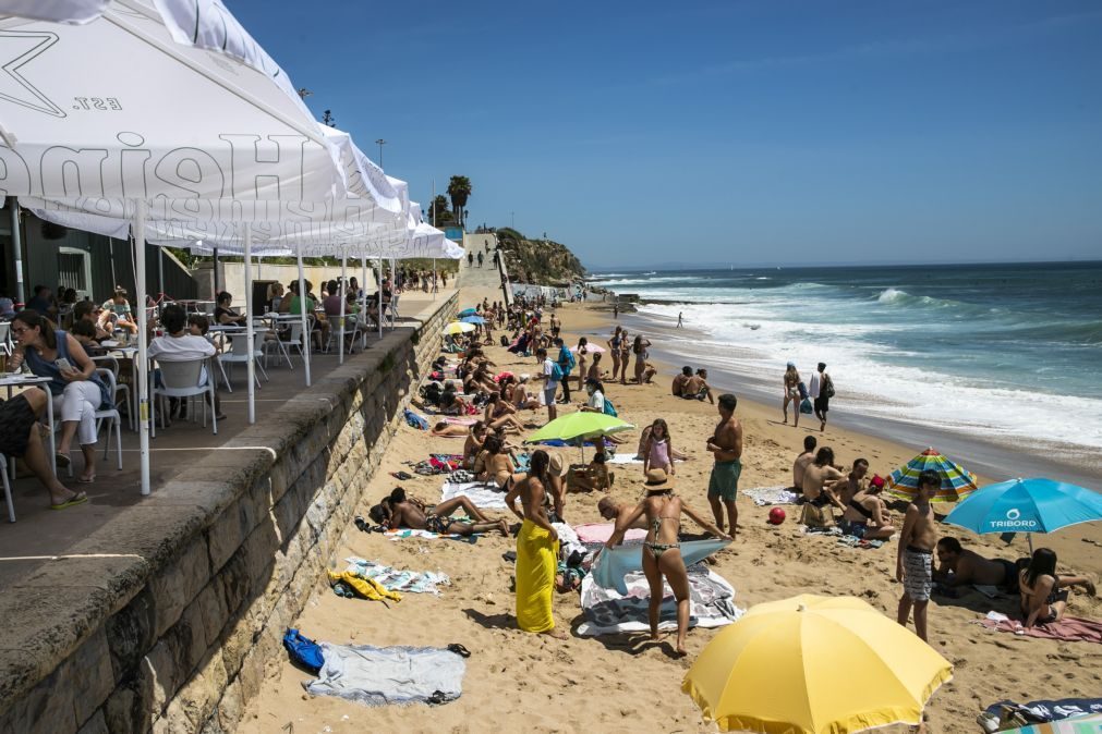 Interditados banhos na praia de São Pedro do Estoril por água estar imprópria
