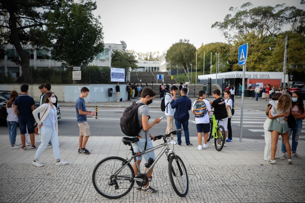 Funcionários das escolas devem ter 12.º ano e formação continua