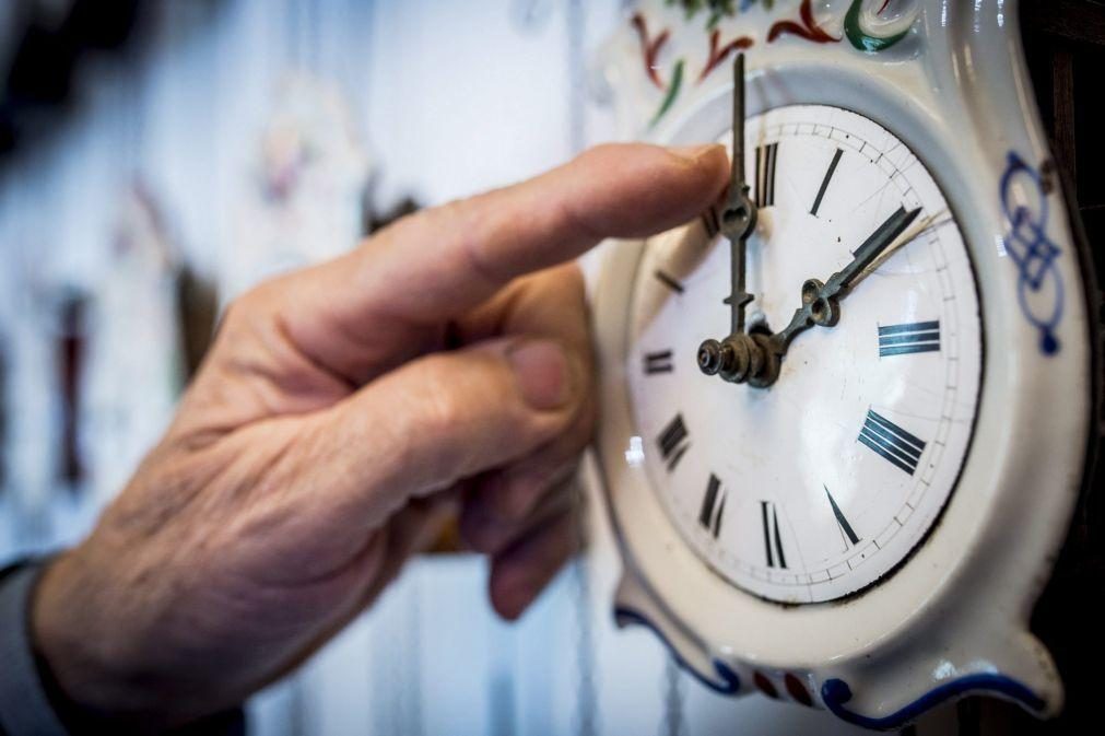 Não se esqueça, relógios atrasam uma hora na madrugada de domingo