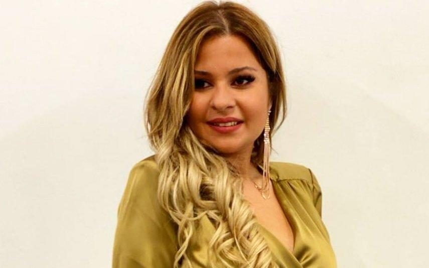 Sandrina Exibe novas curvas com roupa justa após as operações estéticas