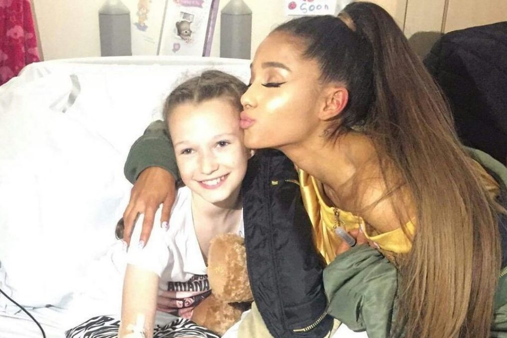 Ariana Grande regressa a Manchester e vive momento emocionante