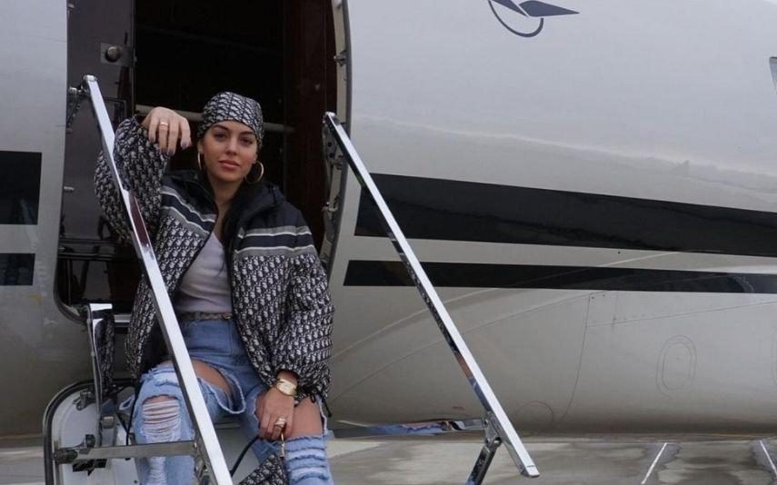 Georgina Viaja em avião de luxo e aposta tudo em look de quase 8000 euros [Fotos]