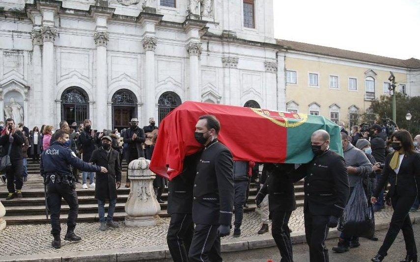 Familiares e amigos despedem-se de Carlos do Carmo num adeus emotivo [fotos]