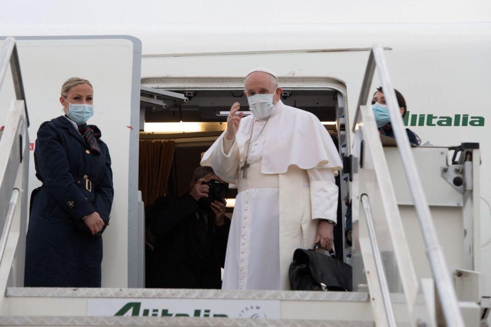 Papa chegou ao Iraque e diz que visita à comunidade cristã era 