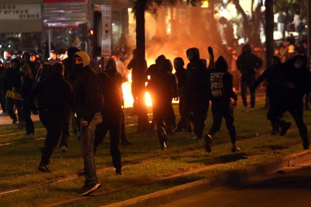 Dez polícias gregos feridos em protesto contra violência policial em Atenas