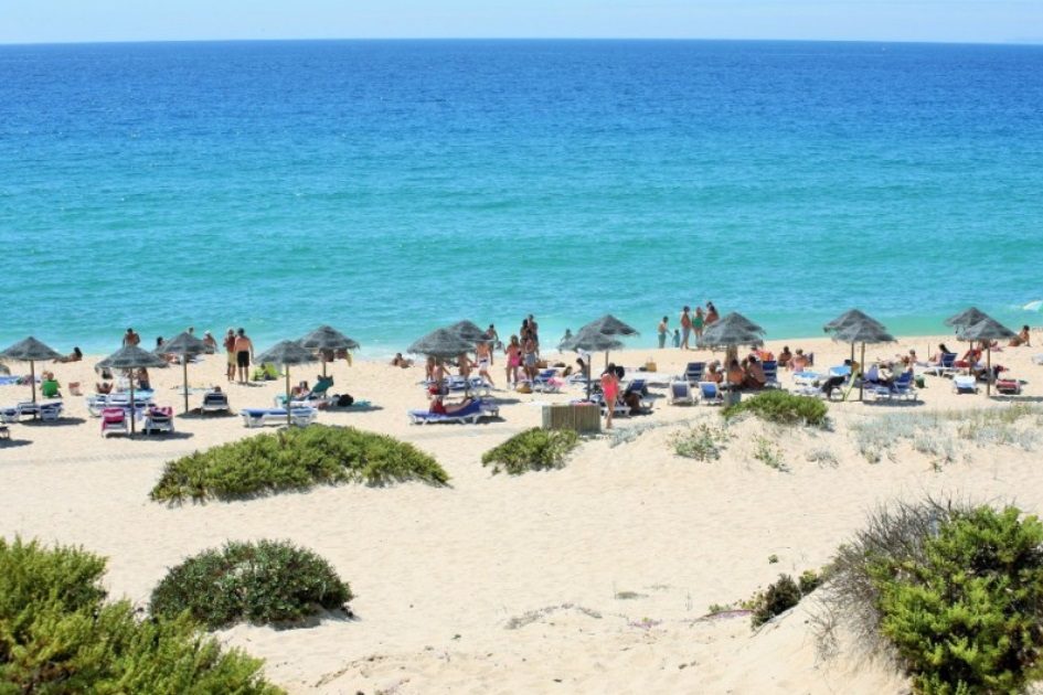 Jovem morre afogado em buraco que cavou na praia