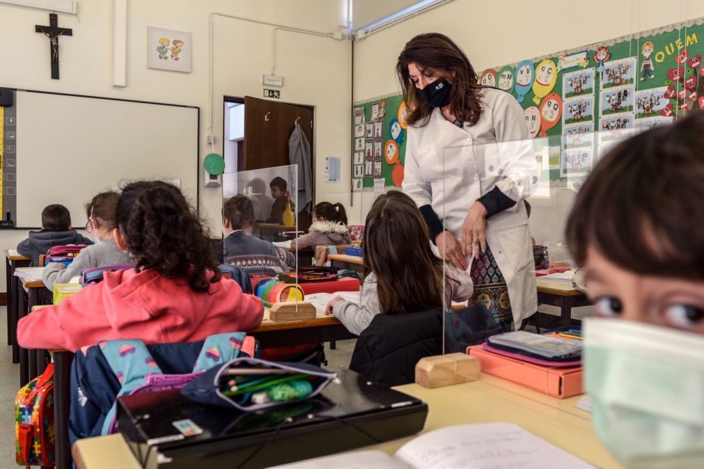 Desconfinamento. À porta da escola fica a ansiedade e a promessa de uma retoma que será sem pressas