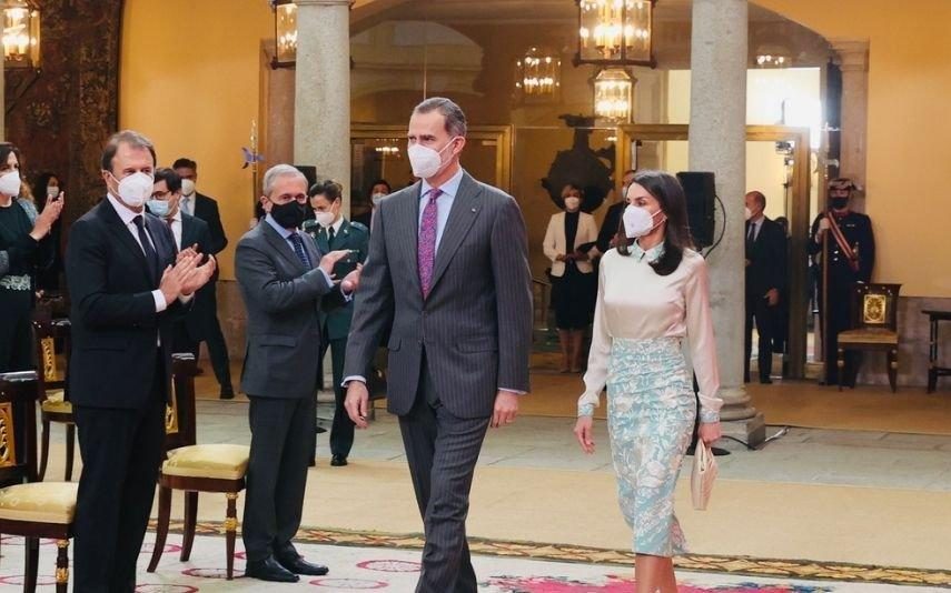 Letizia transforma xaile oferecido por Felipe VI em conjunto único