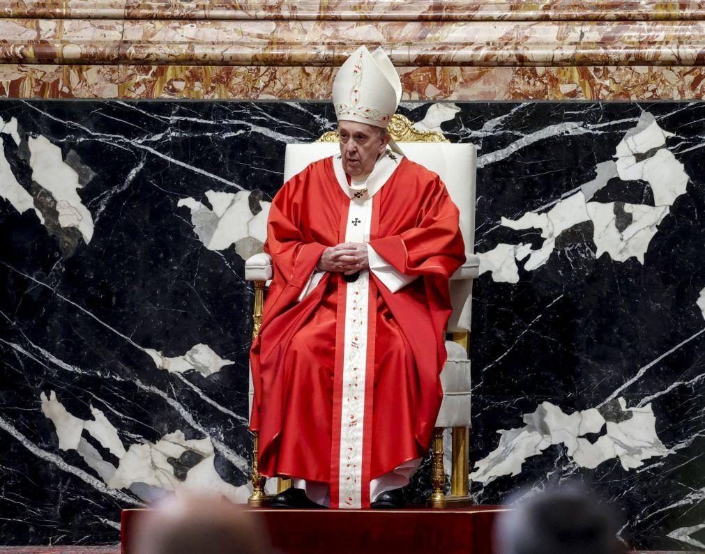 Papa lembra vítimas do ataque a igreja na oração do Angelus