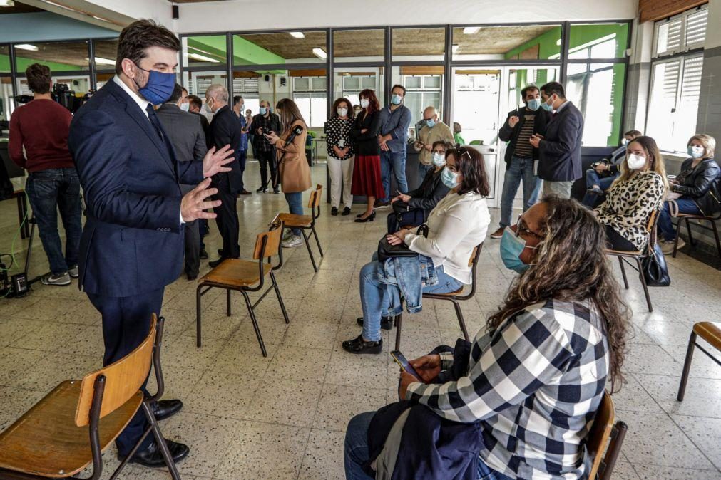 Covid-19: 44.000 profissionais de escolas vacinados no sábado