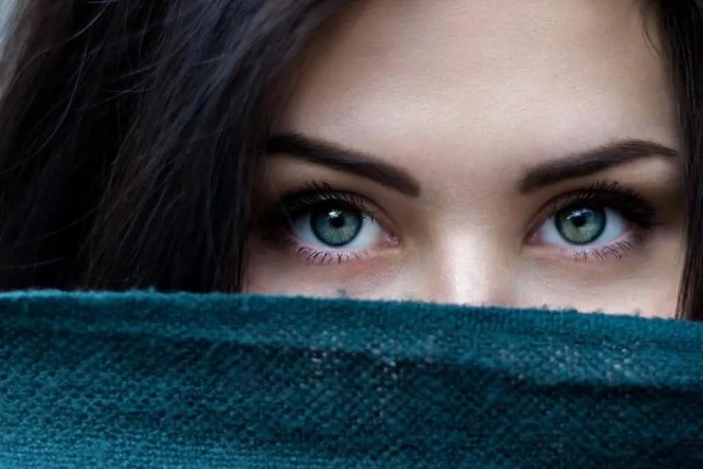 Quer ficar com os olhos bonitos? Não é a comer cenoura