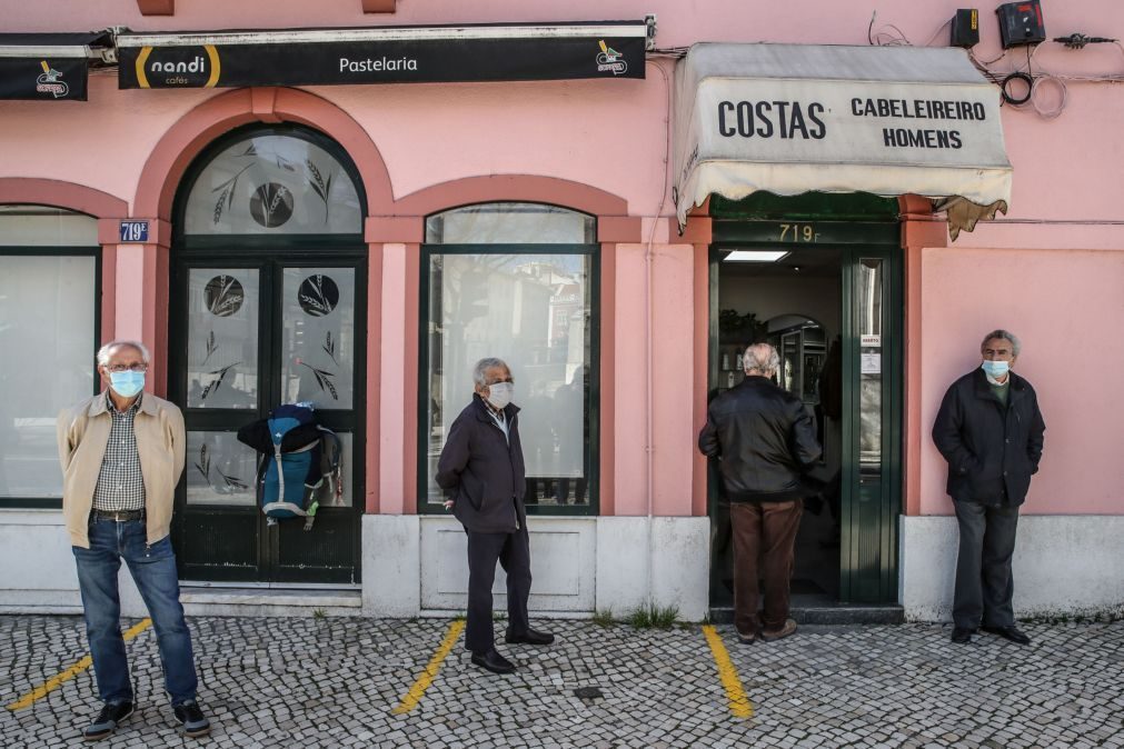 Covid-19: Parlamento renova até meio de junho obrigação de usar máscaras na rua