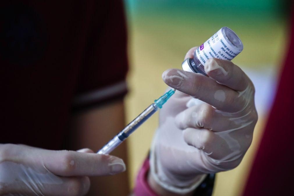 Covid-19: França altera 2.ª dose da Astrazeneca para pessoas com menos de 55 anos