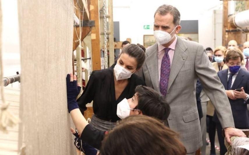 Letizia Deixa imprensa rendida com look reciclado e penteado de bailarina (fotos)