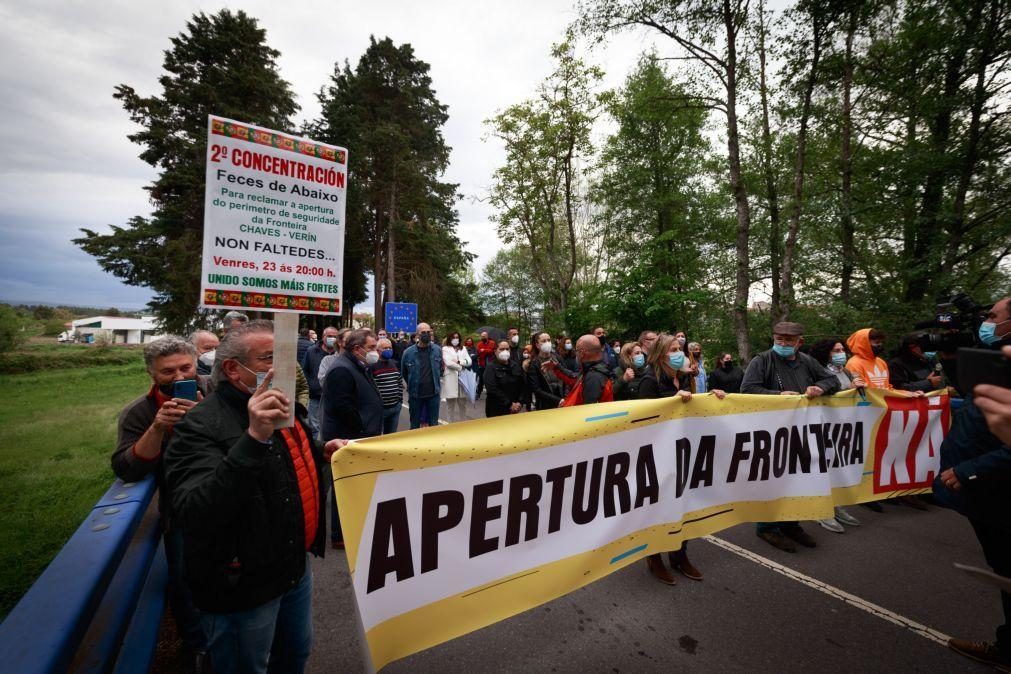 Covid-19: Comerciantes cortam trânsito e exigem reabertura da fronteira em Chaves