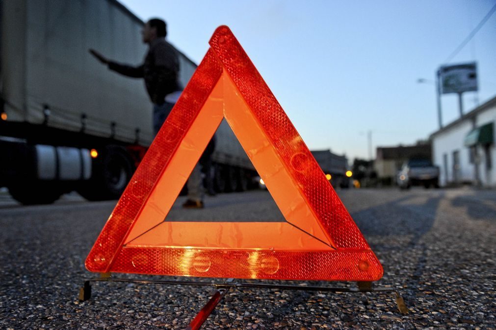 Dois trabalhadores vítimas de atropelamento na A2 em estado grave