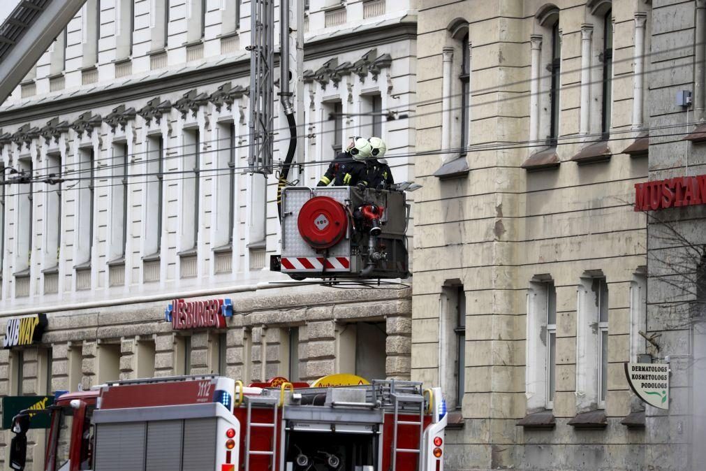 Oito mortos e nove feridos em incêndio em hostel na Letónia