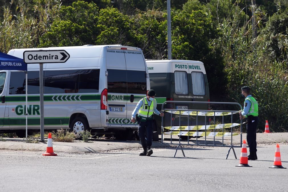 GNR trava entrada a 52 trabalhadores no interior da cerca sanitária em Odemira