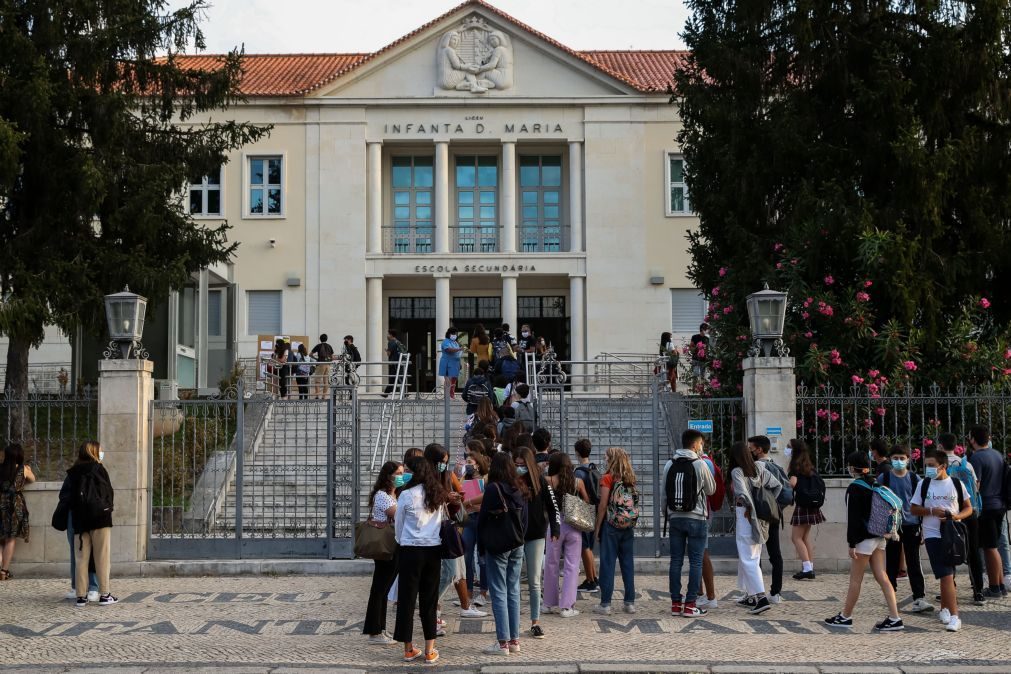 Notas nos exames sobem mas escolas públicas continuam a descer na tabela geral