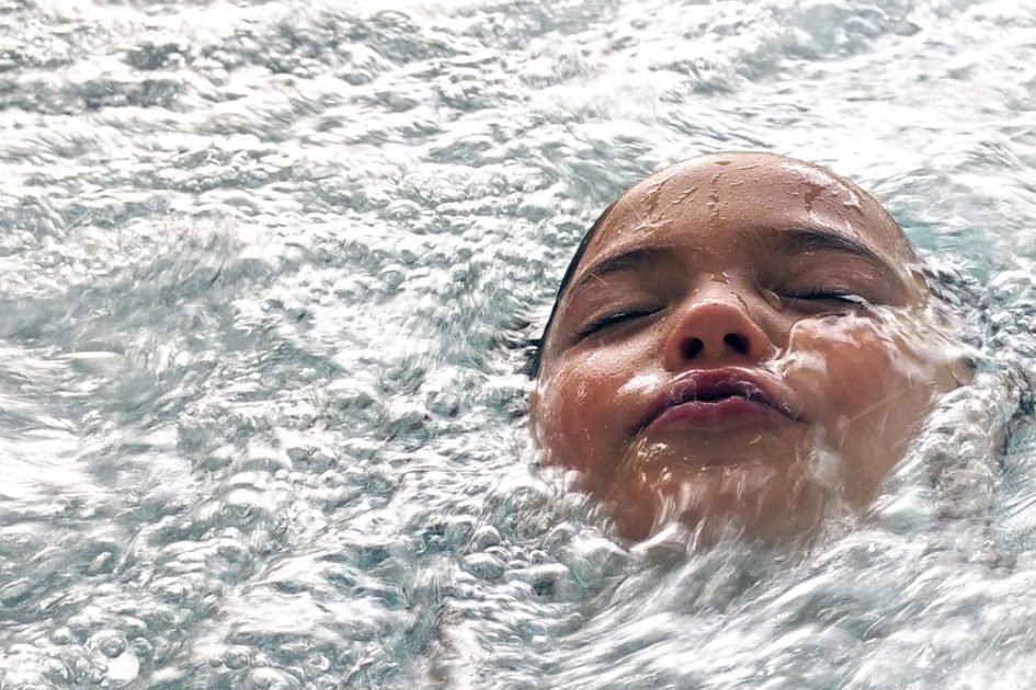 Vai montar uma piscina insuflável no terraço? Pense duas vezes