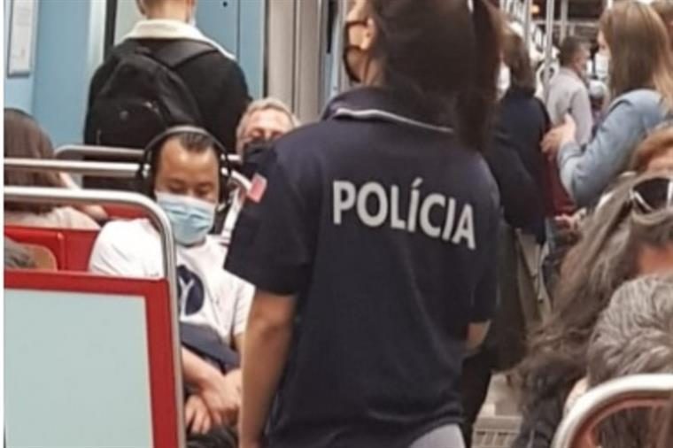 Mulher procurada por usar polo da PSP entregou-se e afinal terá mais peças da farda