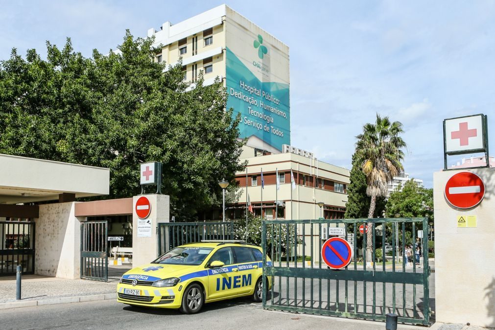 Idosa internada no hospital de Faro morreu neste sábado após surto de covid-19 em lar