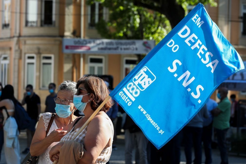 Dezenas de pessoas concentram-se em Coimbra em defesa do Hospital dos Covões