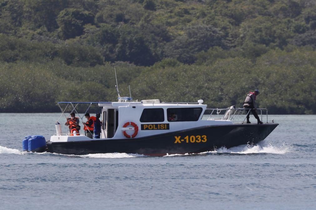 Pelo menos sete mortos e 11 desaparecidos em naufrágio na Indonésia