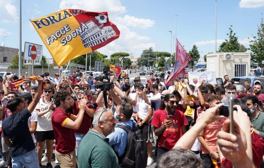 Mourinho recebido por centenas de adeptos na chegada a Roma