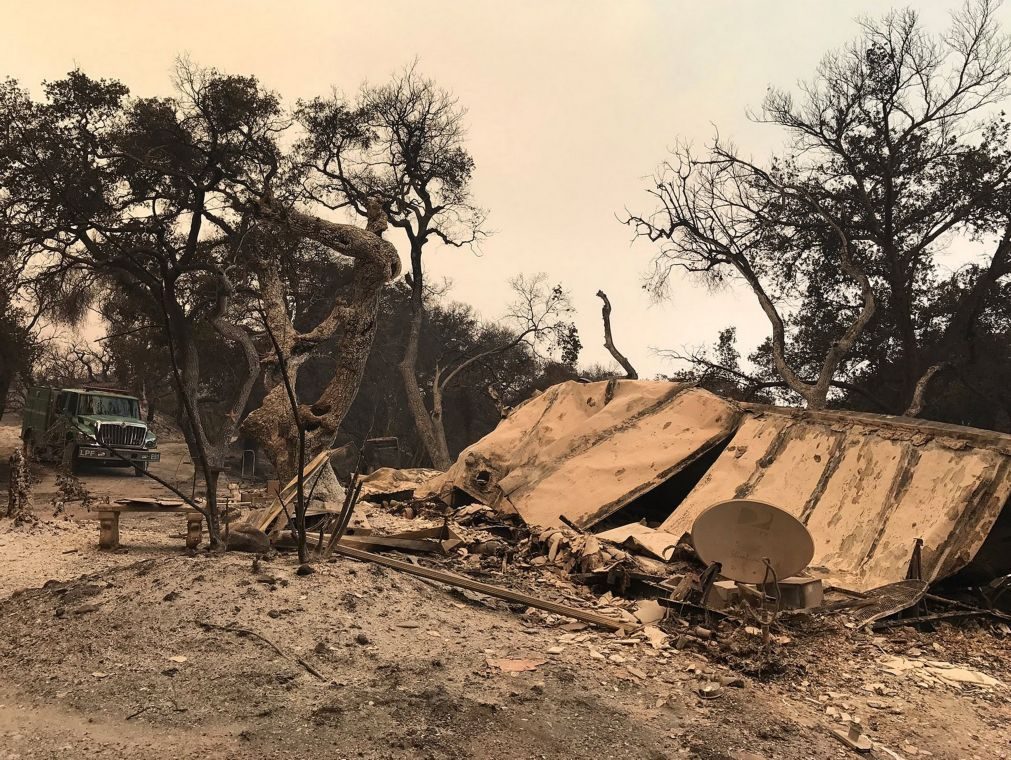 Incêndios na Califórnia destroem 37 estruturas, incluindo casas