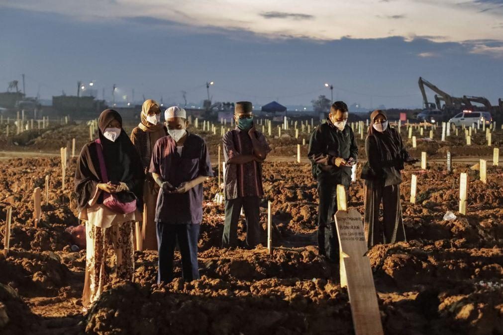 Covid-19: Pandemia já matou quase quatro milhões de pessoas no mundo