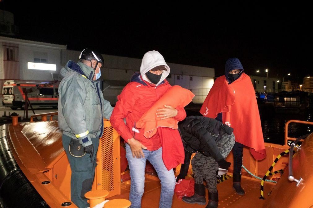 Quase 100 migrantes chegaram às ilhas espanholas Lanzarote e La Graciosa nas últimas horas