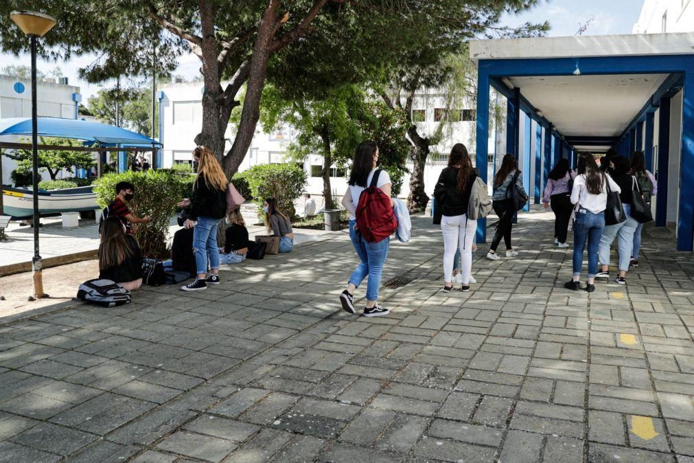 Último dia de arranque de ano letivo com balanços de sindicatos, vigília e greve