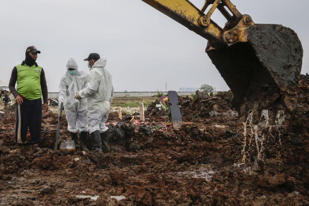 Pandemia já matou mais de 4,75 milhões de pessoas em todo o mundo