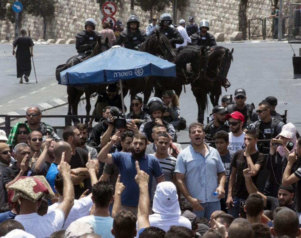 Um palestiniano morto e dezenas de feridos em confrontos em Jerusalém Oriental