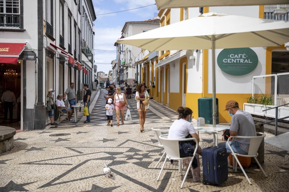 Covid-19: Incidência por 100 mil habitantes continua a descer, transmissibilidade sobe