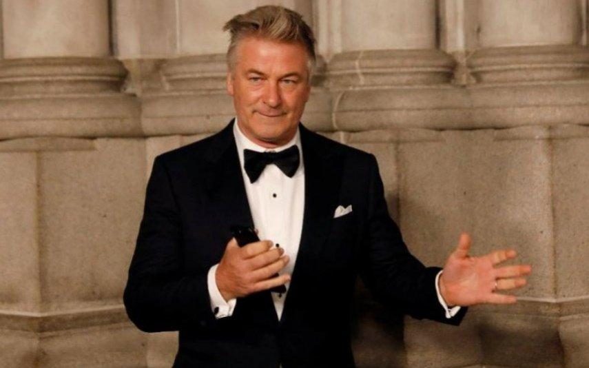 Alec Baldwin Assistente que lhe entregou a arma carregada quebra o silêncio