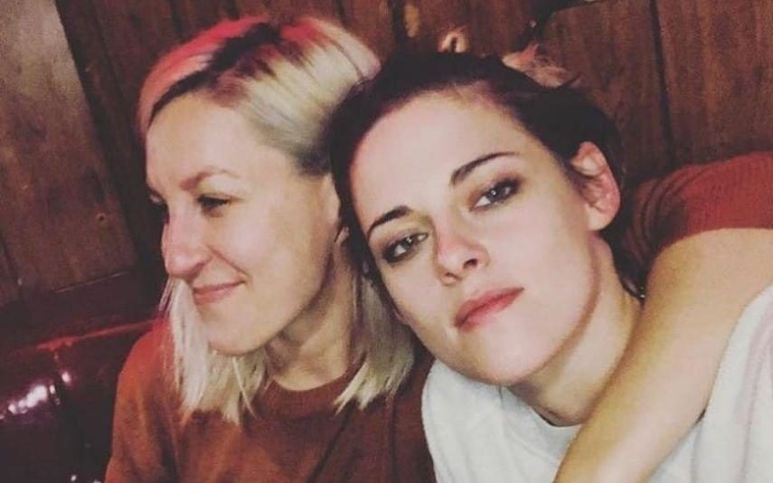 Kristen Stewart anuncia noivado com Dylan Mayer: 