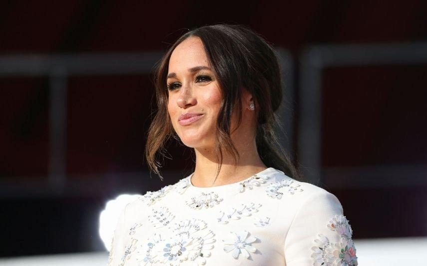 Meghan Markle dá resposta implacável a jornalista na passadeira vermelha